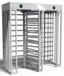 LTF-113-D Tansa - Doppio tornello a tutta altezza a 3 bracci - Completamente verniciato a polvere elettrostatica con tutti i colori RAL - Rotore e bracci (varie opzioni di colore) - Indicatori di direzione - Larghezza di passaggio 57 cm.