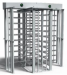 LTF-214H-D - Doppio tornello a tutta altezza a 4 bracci - Struttura verniciata a polvere elettrostatica con tutti i colori RAL - Rotore e bracci in acciaio inossidabile - Indicatori di direzione - Larghezza di passaggio 58 cm.