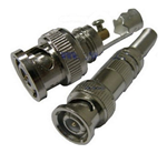 APBC13V : Connettore BNC maschio a vite con cover metallica per cavo RG59