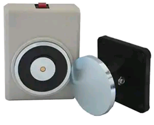 960119 Notifier Fermo elettromagnetico dotato di piastra di ancoraggio con regolazione angolare. Pulsante per sblocco manuale. Protetto contro le inversioni di polarità. Tensione di funzionamento 24Vcc. Forza di tenuta di 100 Kg. Grado di protezione IP 54